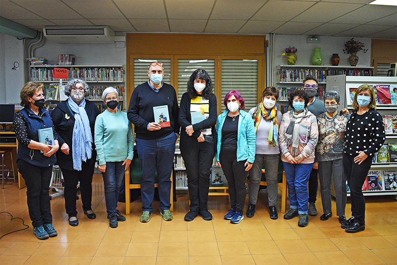 L'escriptor i periodista Xavier Bosch, amb les persones integrants del Club de Lectura de la Biblioteca Pública, després de la tertúlia sobre la seva novel·la 'La dona de la seva vida'.