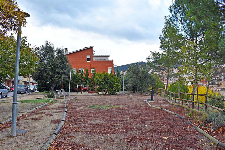 Espai per al parc infantil del barri de Salipota (banda sud del carrer Pompeu Fabra).
