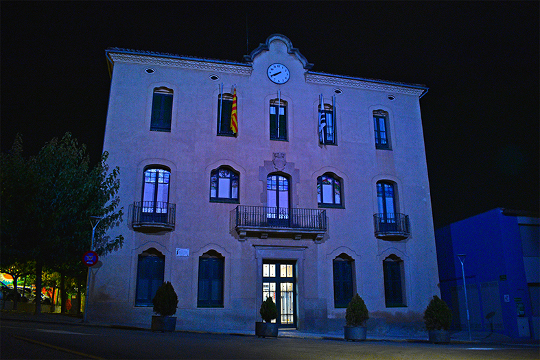 La façana de la Casa de la Vila, il·luminada amb el color del Dia Mundial de la Diabetis com a mostra d'adhesió simbòlica a aquesta data.