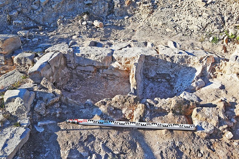 Dues de les estructures d'emmagatzematge que han estat objecte de treballs arqueològics de consolidació i conservació al Puig de Sant Pere, dins de l'Espai Patrimonial de les Guixeres (foto: Cristina Belmonte).
