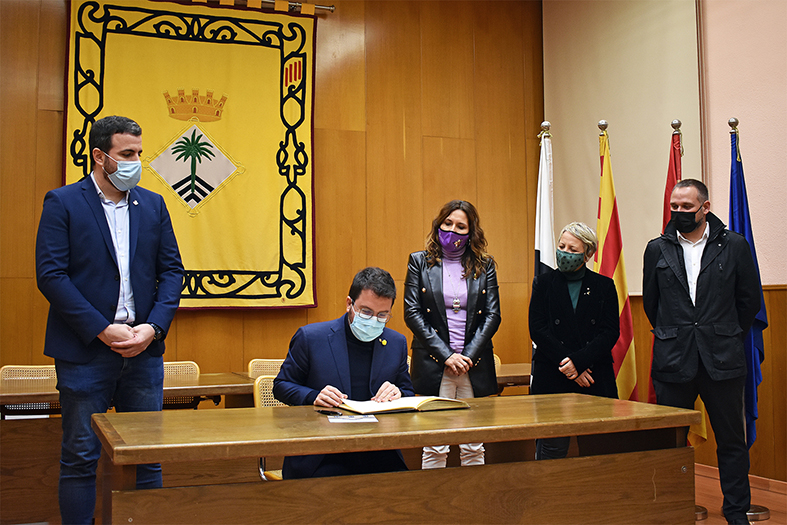 El President de la Generalitat, Pere Aragonès, durant l'acte de signatura en el Llibre d'Honor, al costat de l'alcalde Albert Coberó, la consellera Laura Vilagrà, la delegada territorial i el director dels serveis territorials de Presidència.