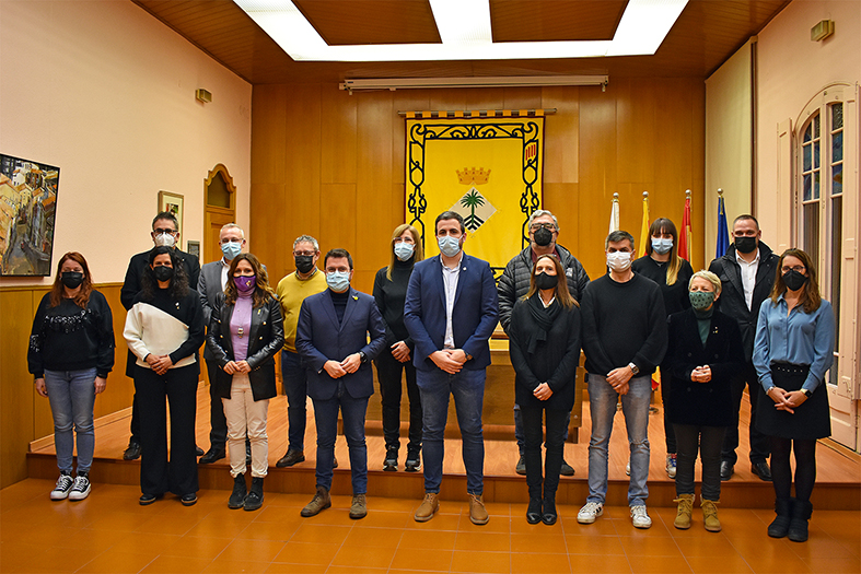 El President de la Generalitat, Pere Aragonès, amb l'alcalde Albert Coberó, la consellera Laura Vilagrà, la corporació municipal i altres responsables territorials, al saló de sessions de la Casa de la Vila.