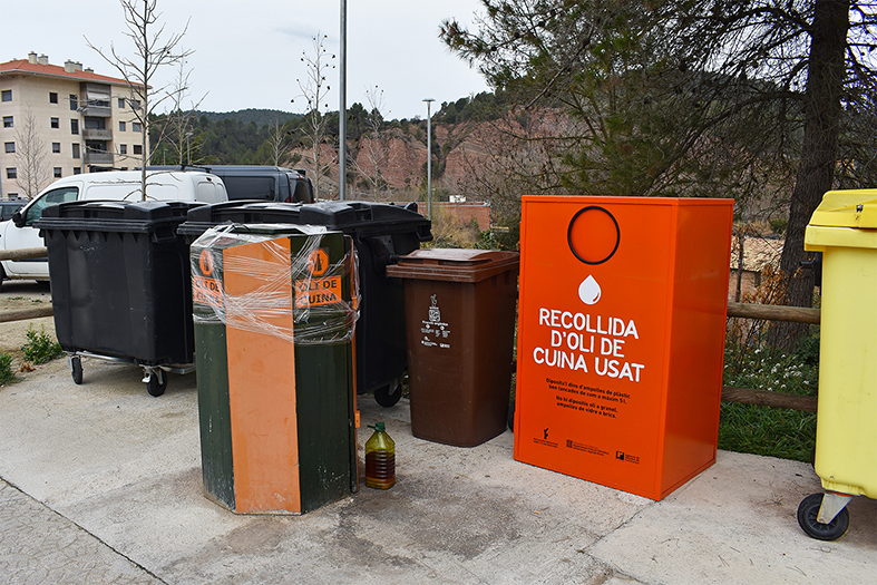 L'Ajuntament renova els contenidors d'oli domèstic i continua oferint els embuts de la campanya per fer créixer el reciclatge d'aquest residu