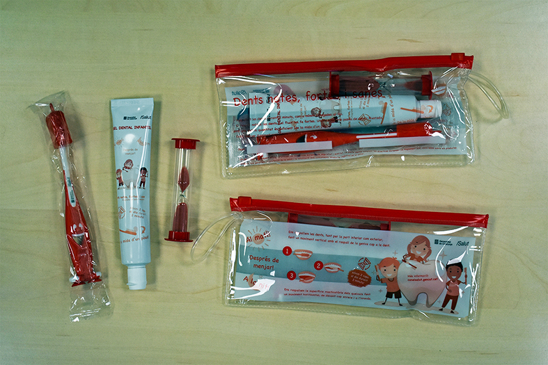 L'Ajuntament ha distribuït kits d'higiene dental entre els infants, dins de la campanya 'Dents fortes i sanes'