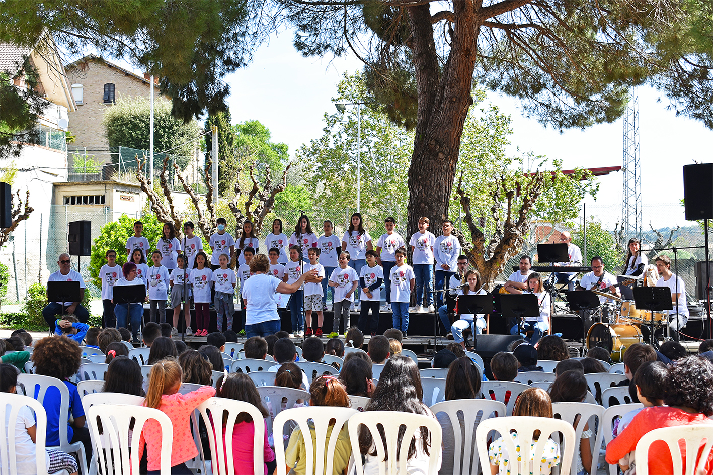 Interpretació de la cantata 'Rosa Joana i les set magnífiques' al Parc Municipal Macary i Viader, a càrrec de l'Escola Municipal de Música, per a alumnat d'educació primària de la vila.