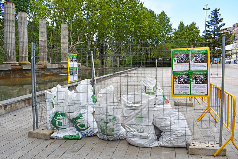 Sacs amb els residus recollits per l'alumnat de les Escoles Verdes de Súria a l'entorn de la vila, dins de la Setmana Europea de la Prevenció de Residus.