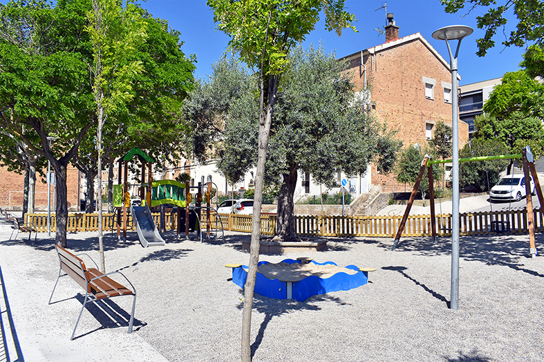 Parc infantil i entorn del carrer de les Flors, al barri de Santa Maria, després de les obres de millora i renovació.