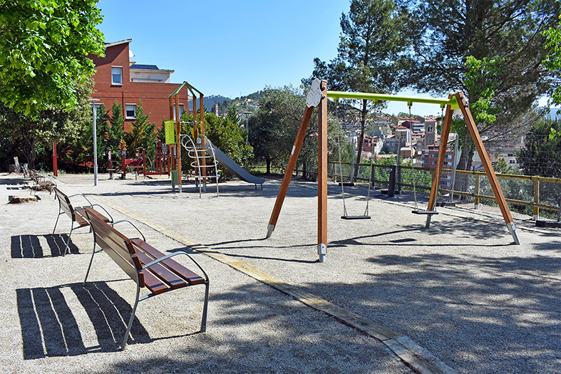 Parc infantil i entorn del carrer Pompeu Fabra, al barri de Salipota, després de les obres de millora i renovació.