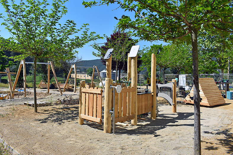 Elements del parc infantil del barri de Joncarets, en la darrera fase de les obres de millora i renovació.