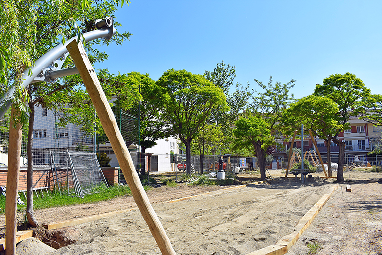 Elements del parc infantil del barri de Joncarets, en la darrera fase de les obres de millora i renovació.