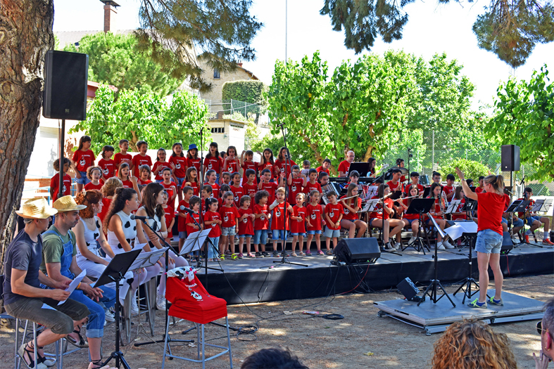 Interpretació de la cantata 'Florinda, la vaca pallassa' durant el concert de fi de curs de l'Escola Municipal de Música, al Parc Municipal Macary i Viader.