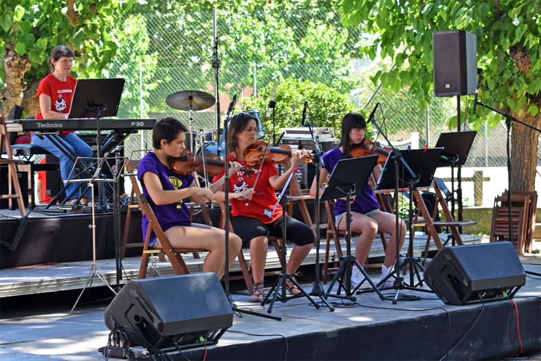 Actuació del concert de fi de curs de l'Escola Municipal de Música, al Parc Municipal Macary i Viader.