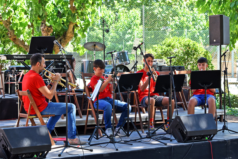 Actuació del concert de fi de curs de l'Escola Municipal de Música, al Parc Municipal Macary i Viader.