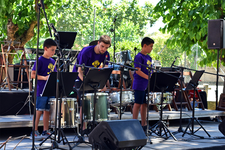 Actuació del concert de fi de curs de l'Escola Municipal de Música, al Parc Municipal Macary i Viader.