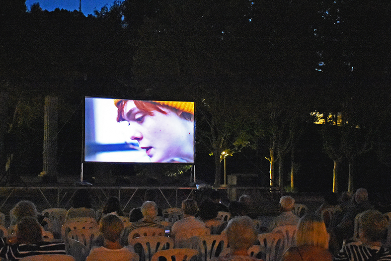 Sessió de cinema a la fresca a la plaça de Sant Joan, en motiu del Dia Internacional de l'Orgull LGTBIQ+.