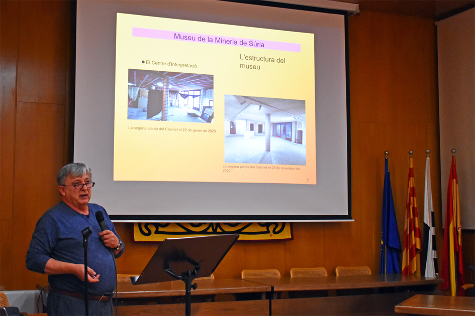 L'estudiós surienc Albert Fàbrega parla sobre el projecte del Museu de la Mineria de Súria durant el pregó de la Festa de Santa Bàrbara al saló de sessions de la Casa de la Vila.