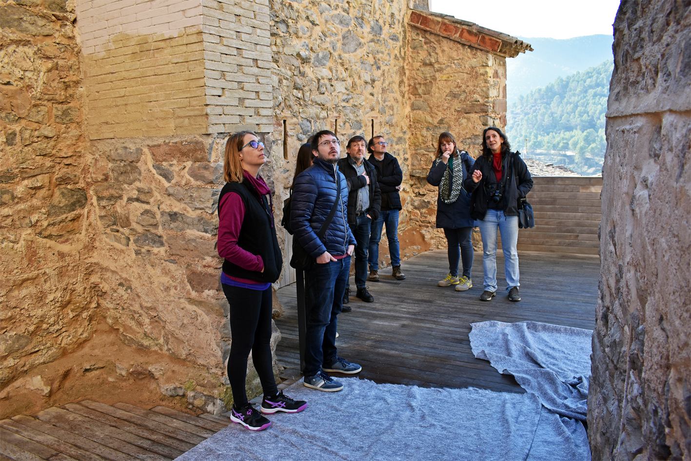 Visita de recepció de les obres de consolidació de dues façanes del Castell i d'obertura del sobreabsis de l'Església del Roser, amb la regidora de Cultura, Alba Santamaria, i responsables tècnics i administratius.