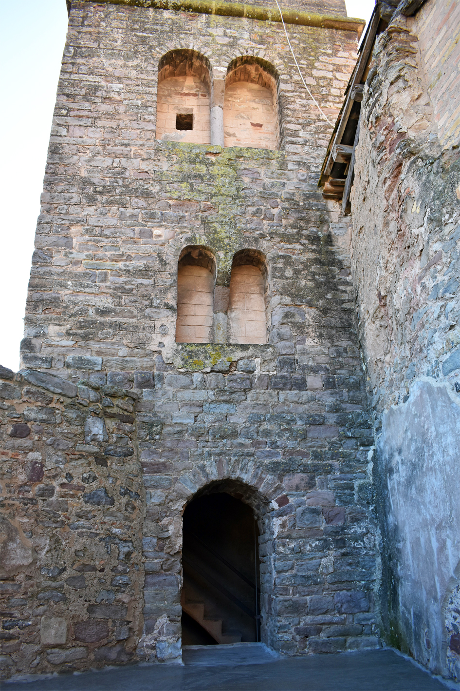 Accés al campanar de l'Església del Roser des del sobreabsis del temple.