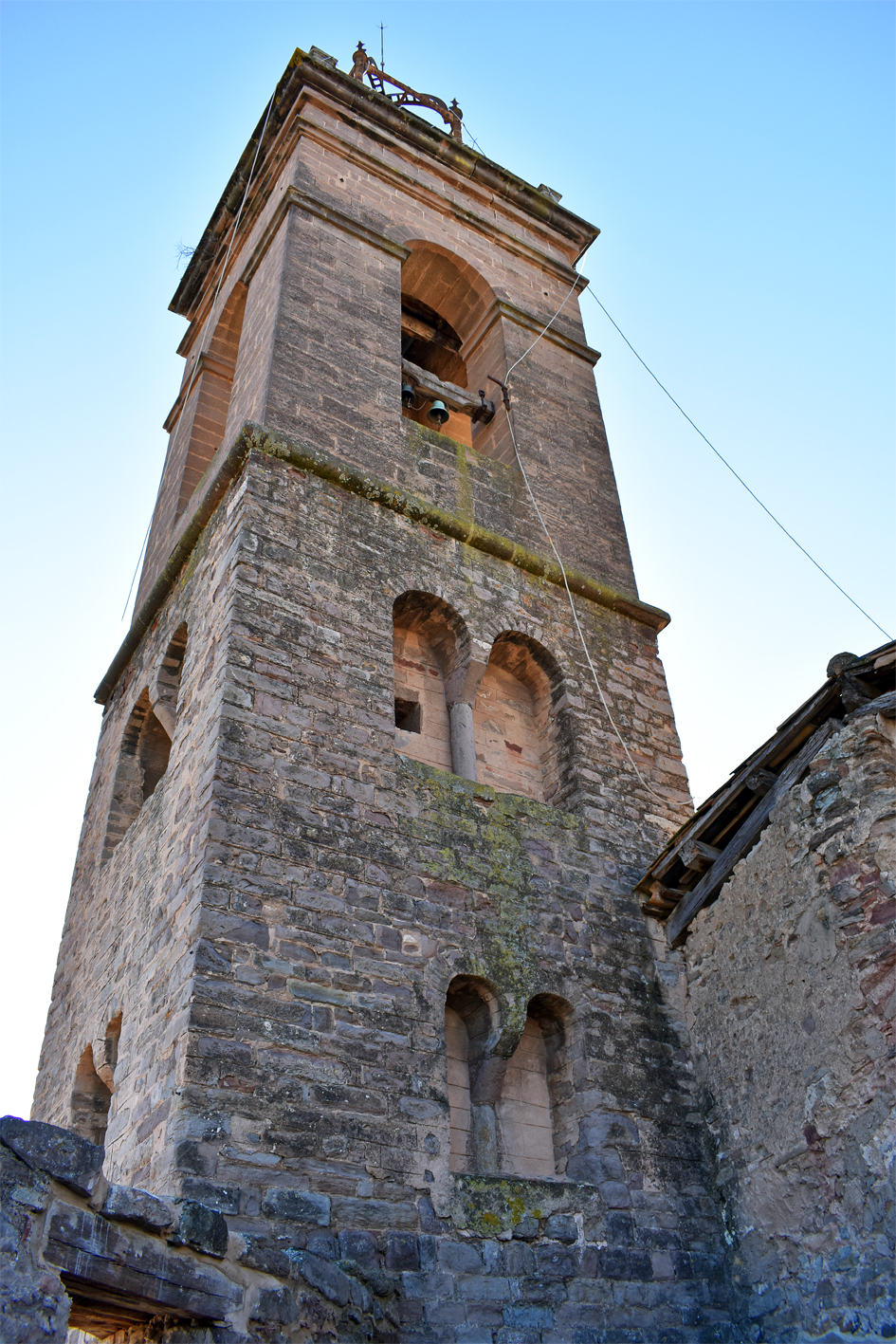 Perspectiva del campanar de l'Església del Roser des del sobreabsis del temple.