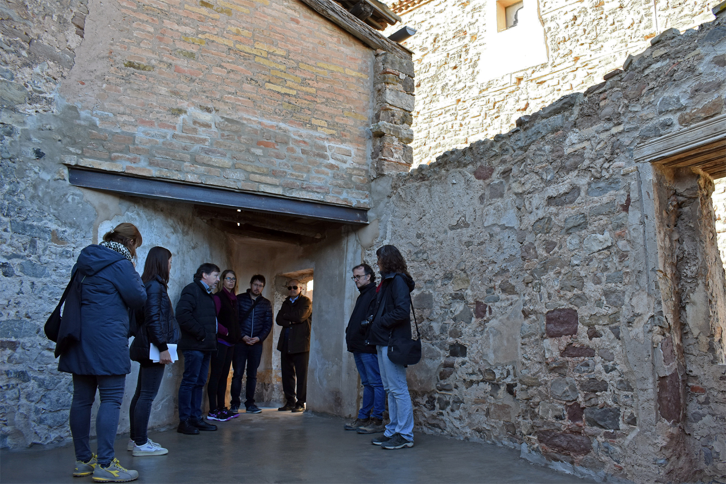 Visita de recepció de les obres de consolidació de dues façanes del Castell i d'obertura del sobreabsis de l'Església del Roser, amb la regidora de Cultura, Alba Santamaria, i responsables tècnics i administratius.