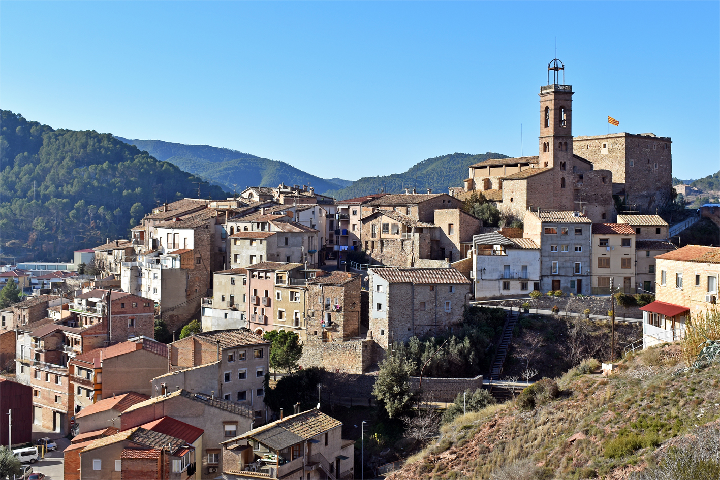 Façana del Poble Vell, després de les obres realitzades al Castell i al sobreabsis de l'Església del Roser.