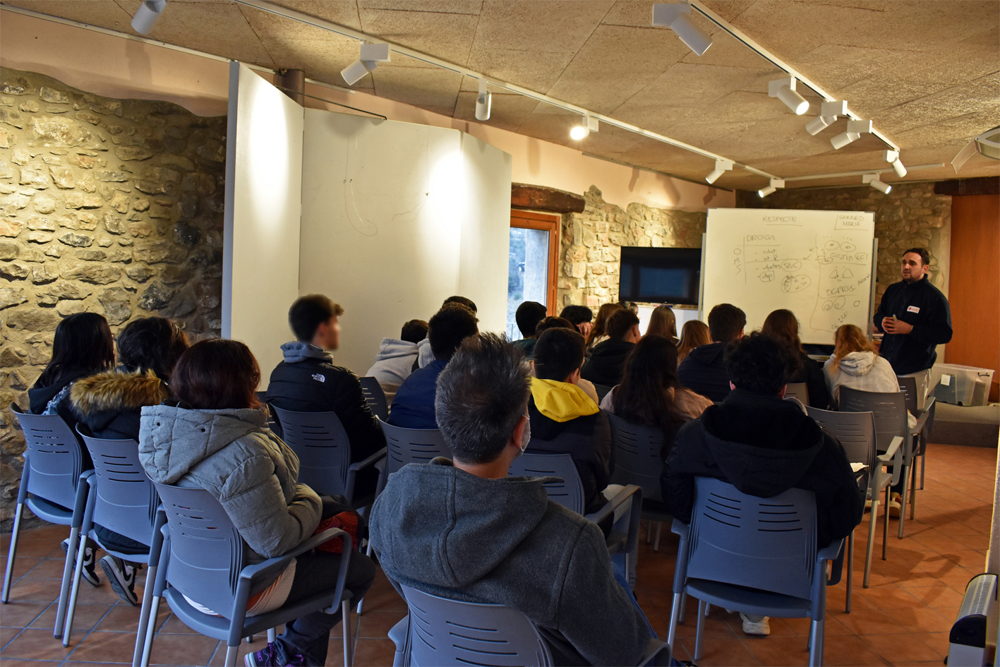 Activitat interactiva de l'exposició 'Controles?' sobre els riscos de les drogues i la prevenció del consum, organitzada per la Diputació de Barcelona i l'Ajuntament de Súria, a Cal Balaguer del Porxo.