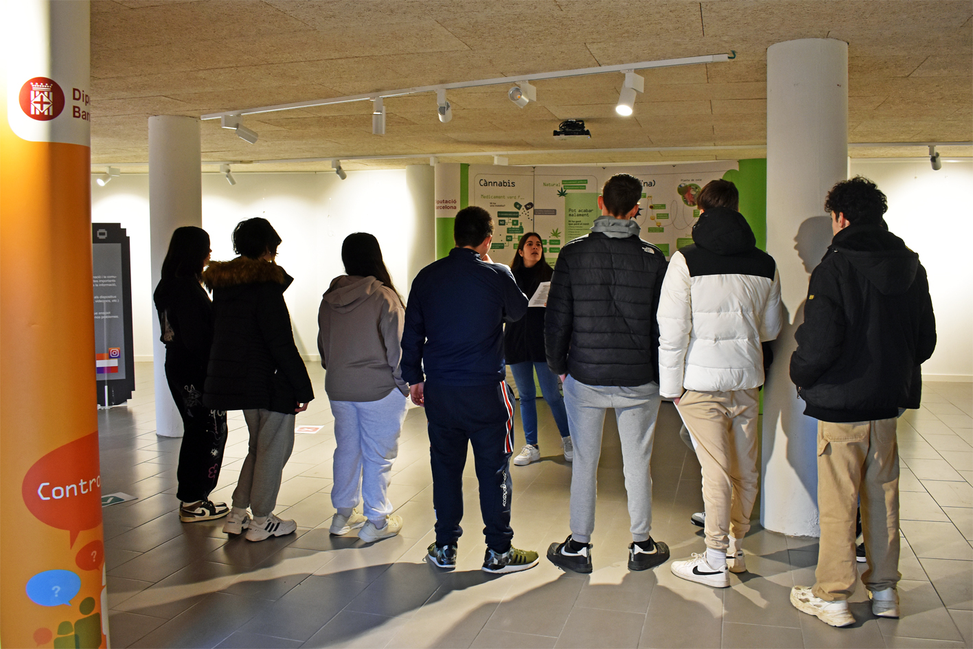 Activitat interactiva de l'exposició 'Controles?' sobre els riscos de les drogues i la prevenció del consum, organitzada per la Diputació de Barcelona i l'Ajuntament de Súria, a Cal Balaguer del Porxo.