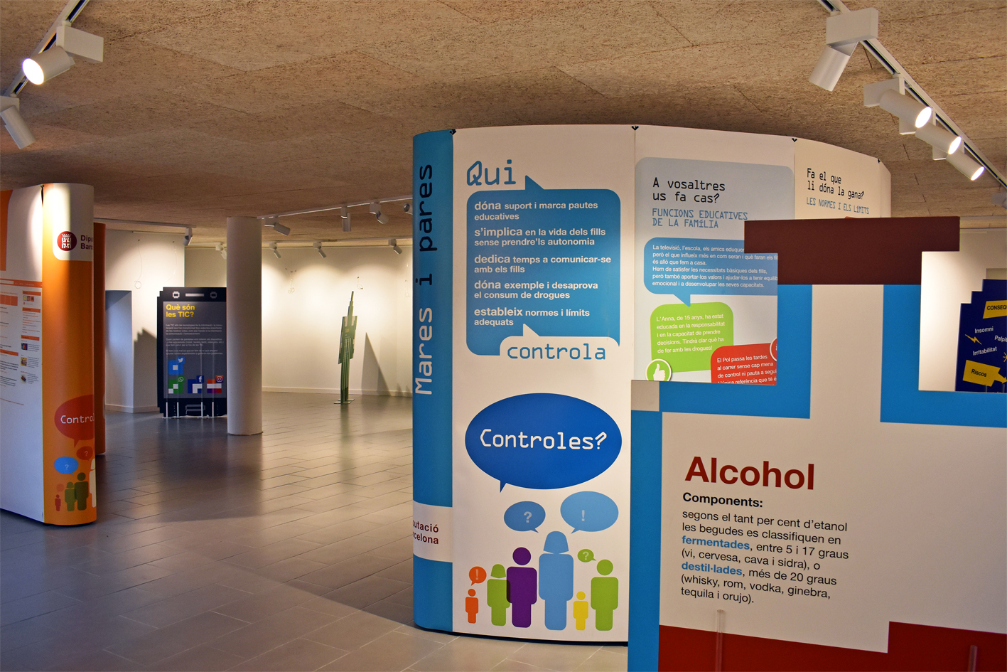 Plafons de l'exposició 'Controles?' sobre els riscos de les drogues i la prevenció del consum, organitzada per la Diputació de Barcelona i l'Ajuntament de Súria, a Cal Balaguer del Porxo.