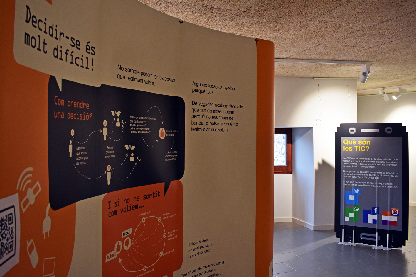 Plafons de l'exposició 'Controles?' sobre els riscos de les drogues i la prevenció del consum, organitzada per la Diputació de Barcelona i l'Ajuntament de Súria, a Cal Balaguer del Porxo.