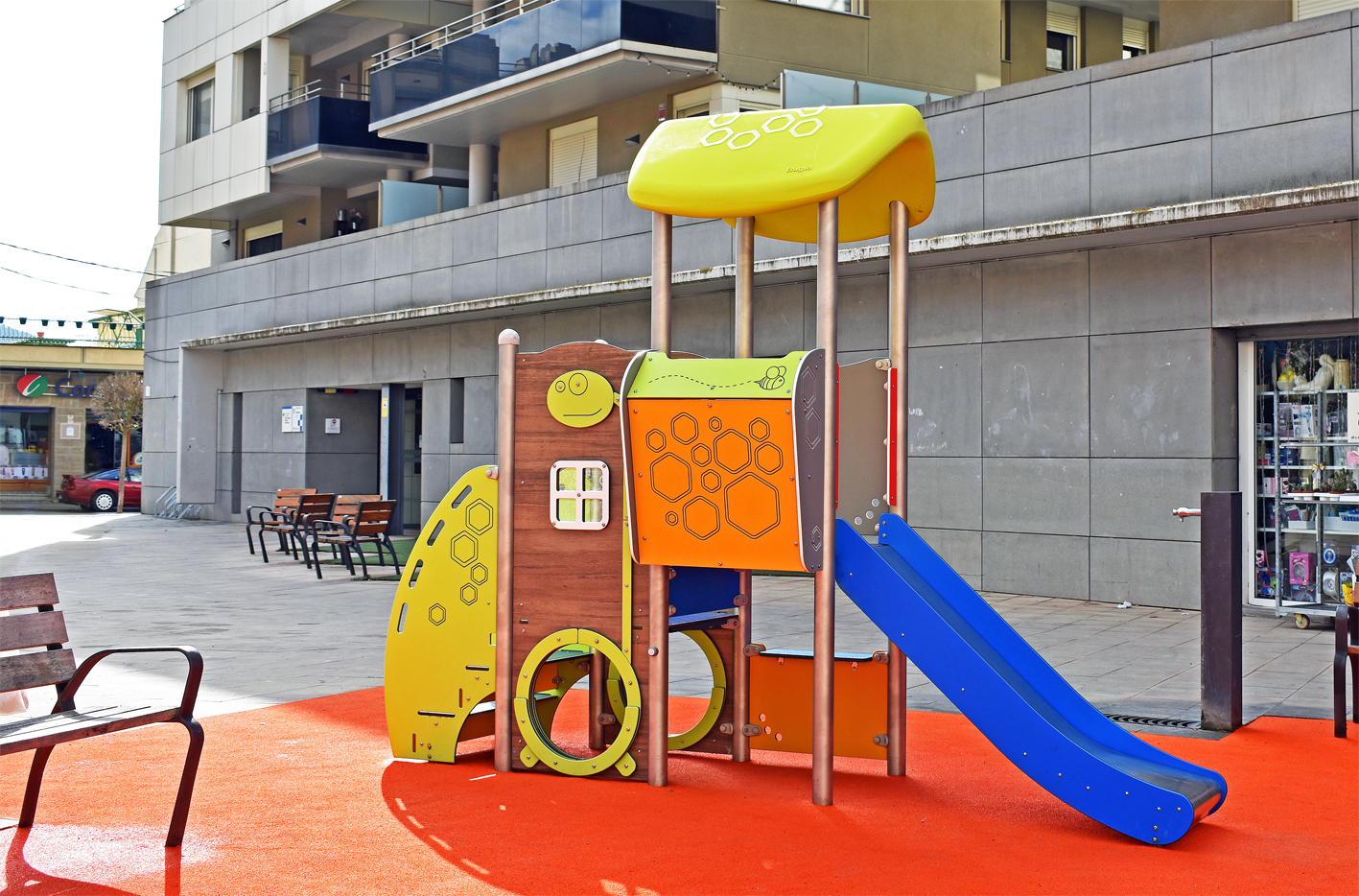 L'Ajuntament renova el parc infantil de la plaça de la Serradora