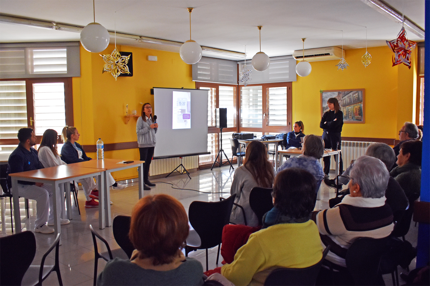 Dijous 16 de febrer de 2023 - La regidora de Sanitat, Olga Tena, parla durant la xerrada de la 1a Escola de Salut sobre els aprenentatges de la pandÃ¨mia, al costat de la regidora de Joventut, Montserrat Albacete, i membres de l'equip sanitari del CAP.