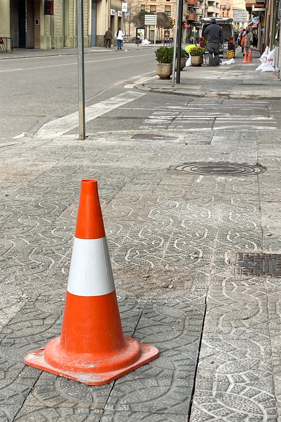 L'Ajuntament impulsa treballs d'arranjaments de voreres i replantació d'arbres al centre urbà i als barris de la vila