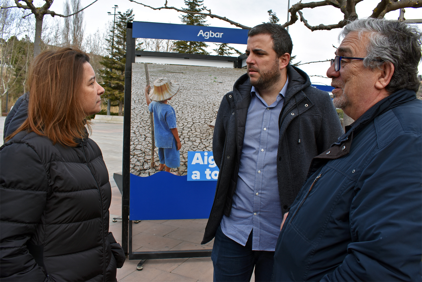 L'alcalde Albert Coberó i el regidor de Medi Ambient, Miquel Soliva, amb la gerent del grup Agbar durant la inauguració de l'exposició 'Operació Aigua' a la plaça de Sant Joan.