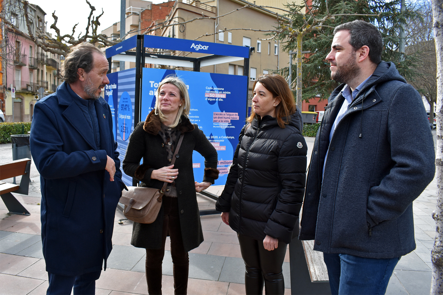 L'alcalde Albert Coberó i la gerent del grup Agbar, Esther Guirado, amb altres responsables de la companyia, durant la inauguració de l'exposició 'Operació Aigua' a la plaça de Sant Joan.