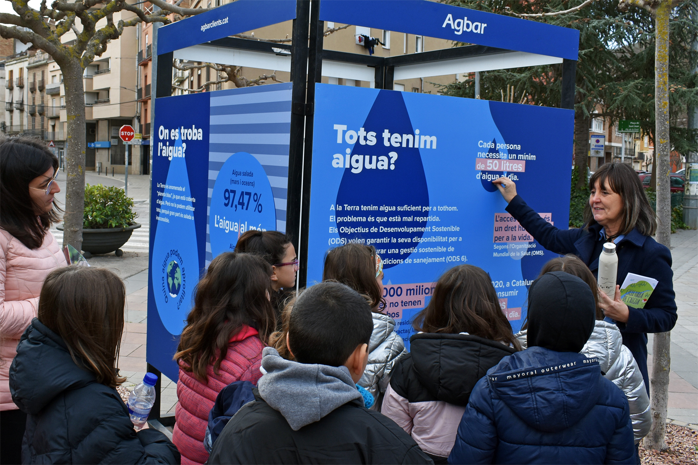 Visita d'alumnes de l'escola Fedac a l'exposició 'Operació Aigua' del grup Agbar, a la plaça de Sant Joan.