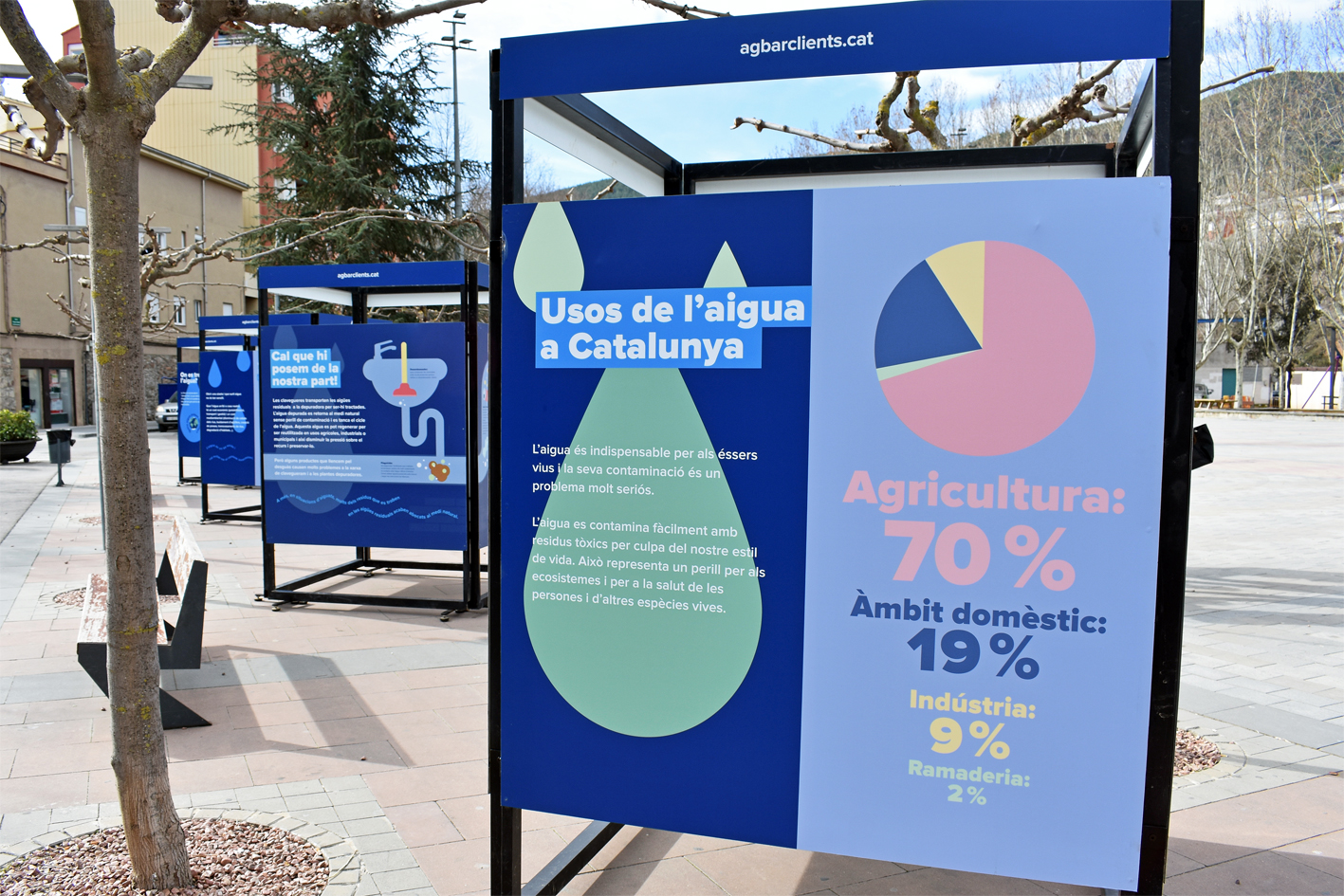 Plafons de l'exposició 'Operació Aigua' del grup Agbar, a la plaça de Sant Joan.