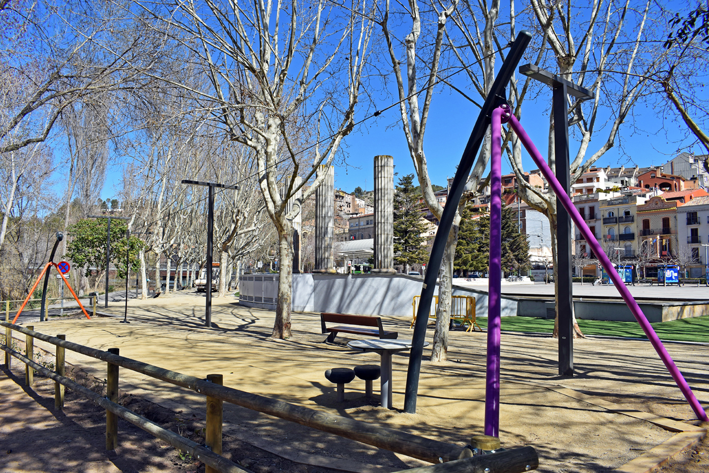 Tirolina instal·lada en la part posterior de la font de la plaça de Sant Joan.