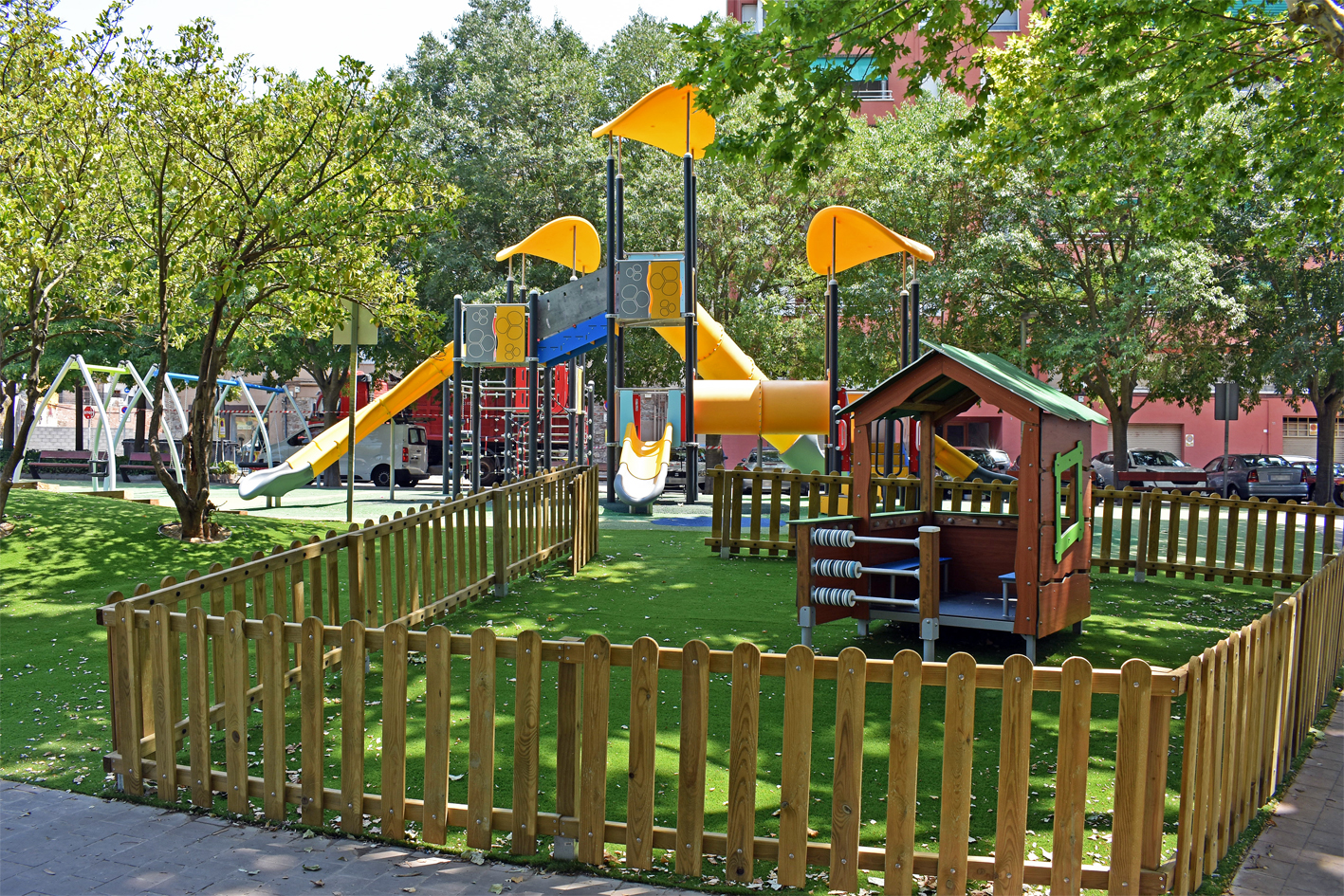 Nous elements del parc infantil de la plaça de Sant Joan.
