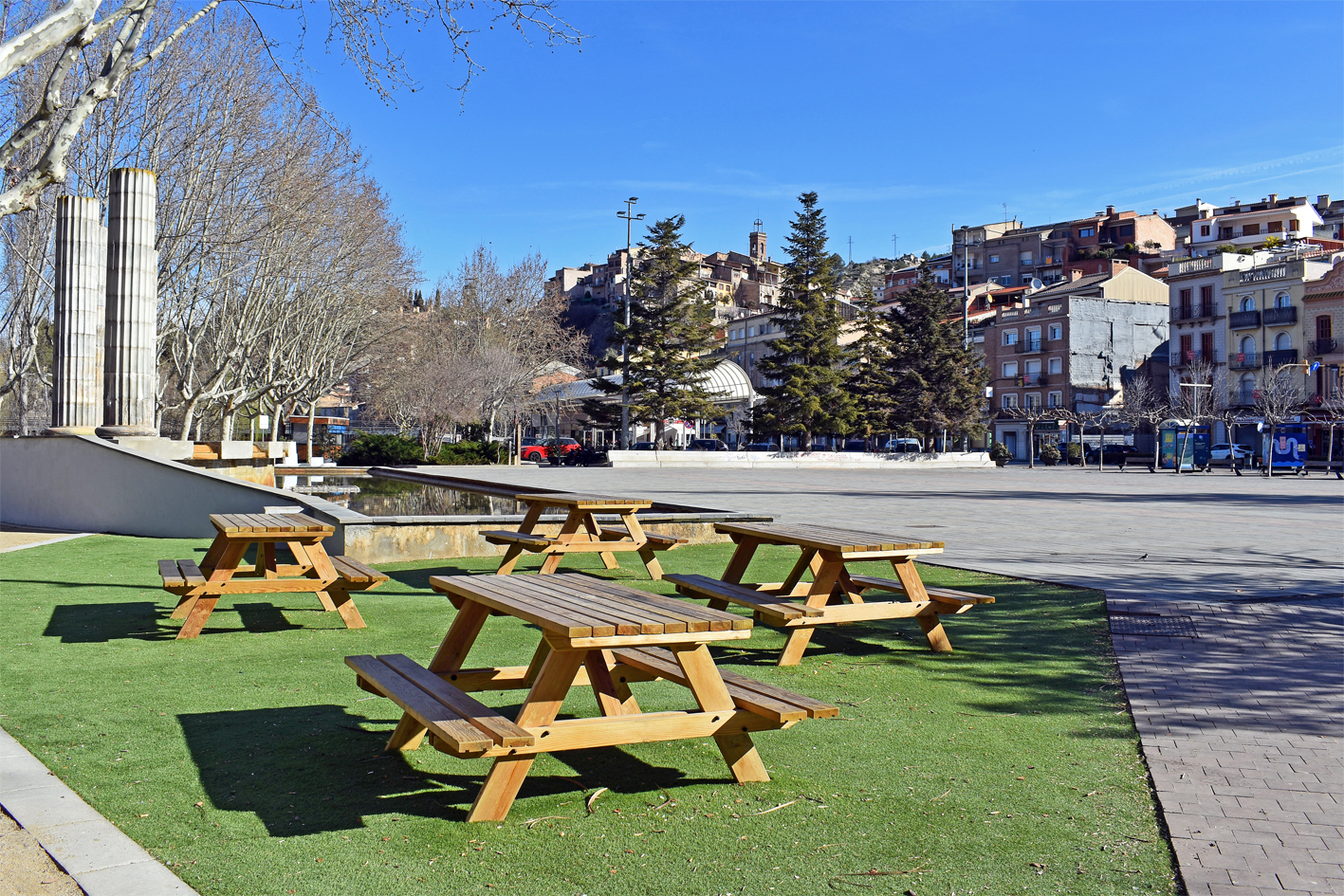 Zona de pícnic al costat de la font de la plaça de Sant Joan.