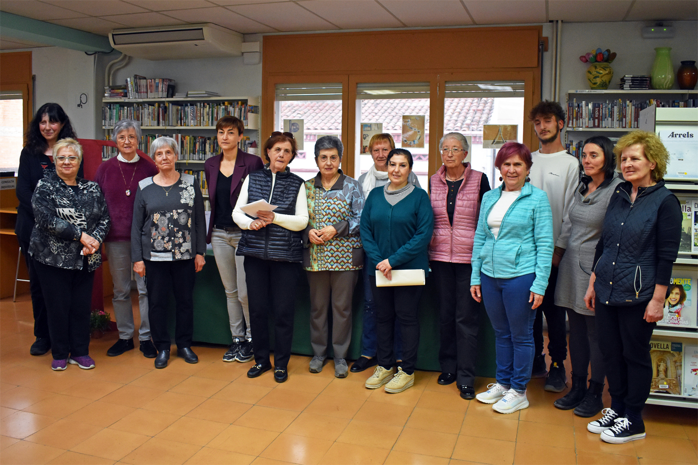 Imatge de grup de les persones participants en el recital poètic del Dia Mundial de la Poesia, celebrat a la Biblioteca Pública.