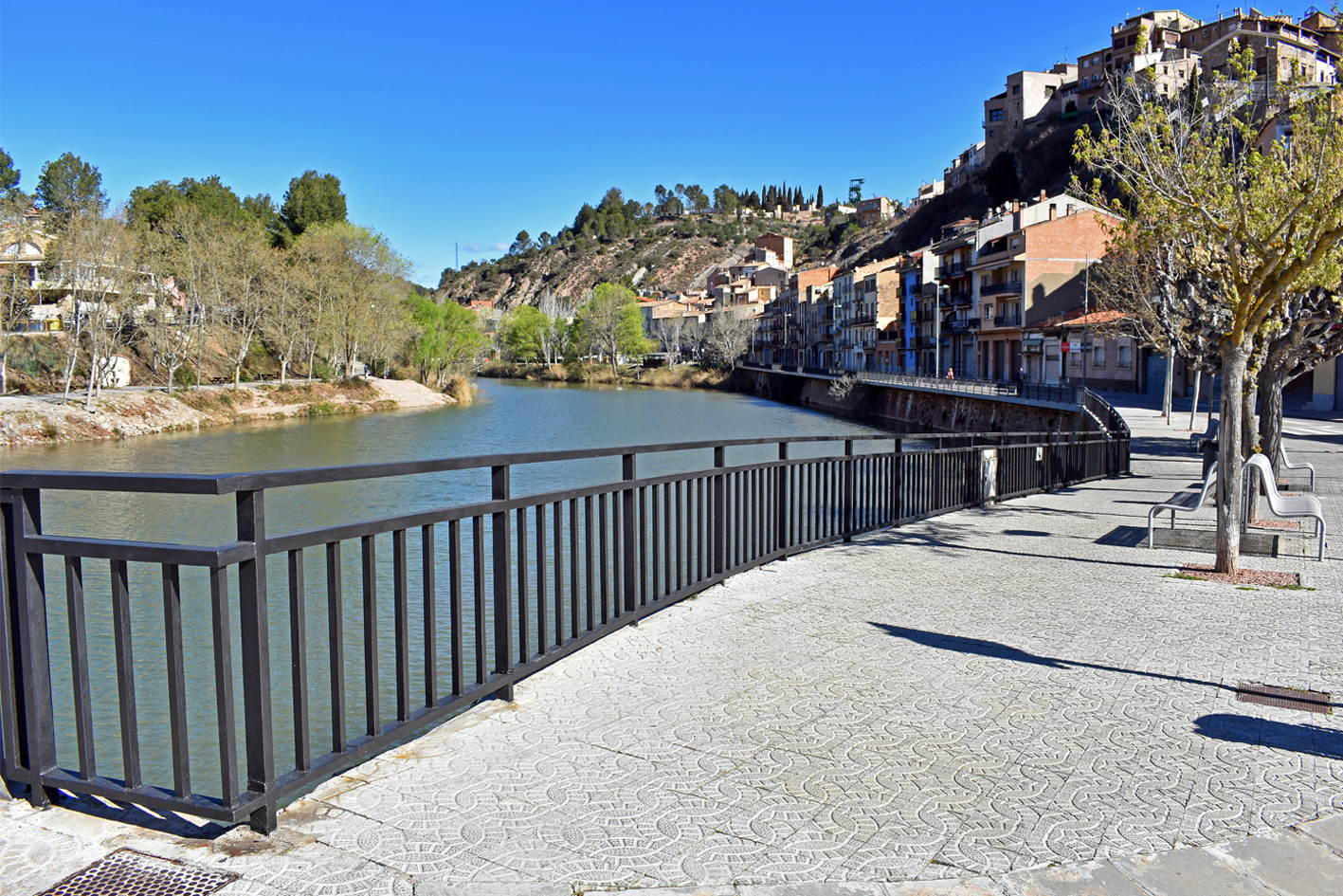 Darrera fase dels treballs de pintat de les baranes del pont de Salipota i del barri de Sant Jaume, al llarg del riu Cardener