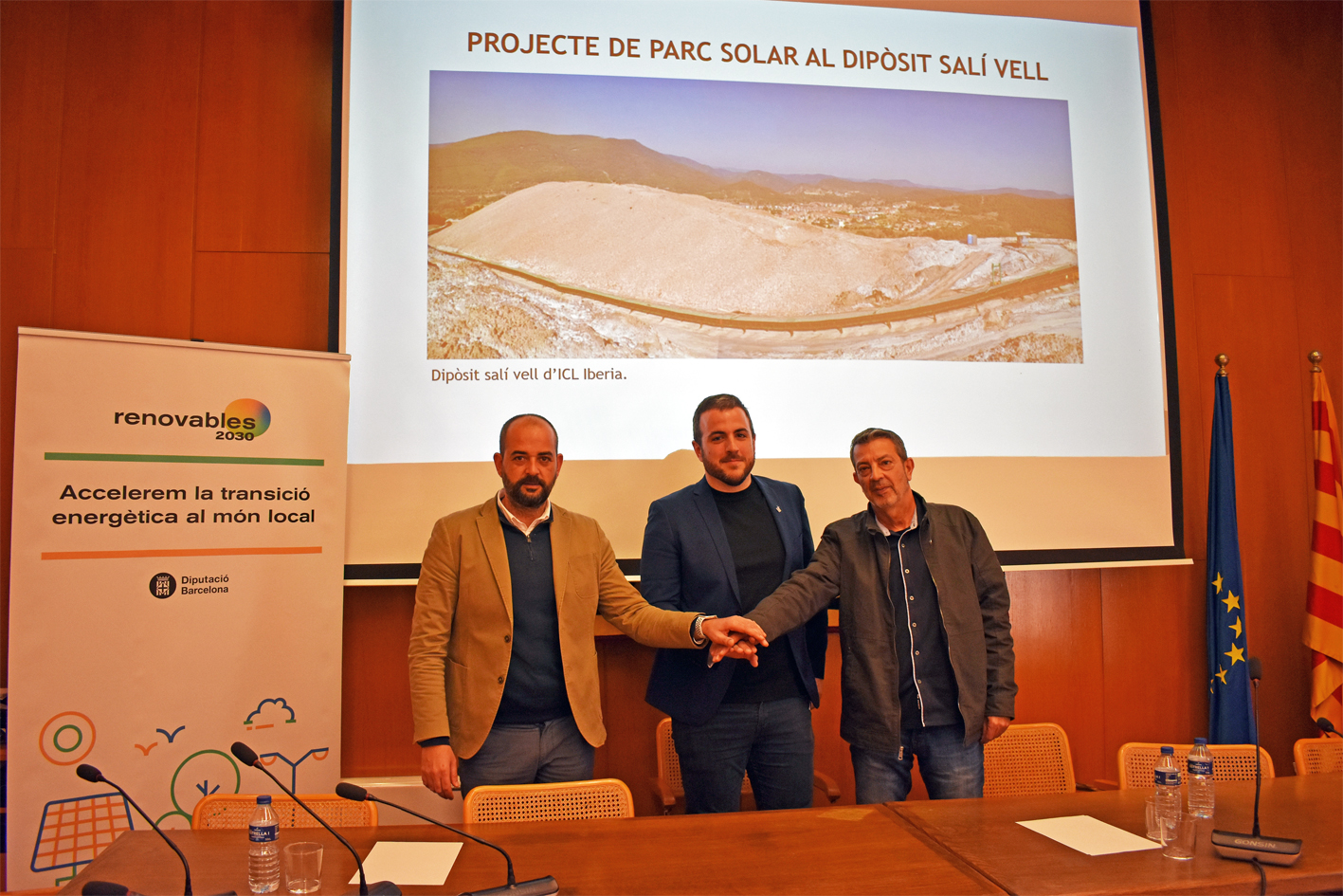 L'alcalde de Súria, Albert Coberó, amb el diputat d'Acció Climàtica de la Diputació i el director de sostenibilitat i medi ambient d'ICL, després de l'acte de presentació dels projectes d'instal·lació fotovoltaica a Súria.