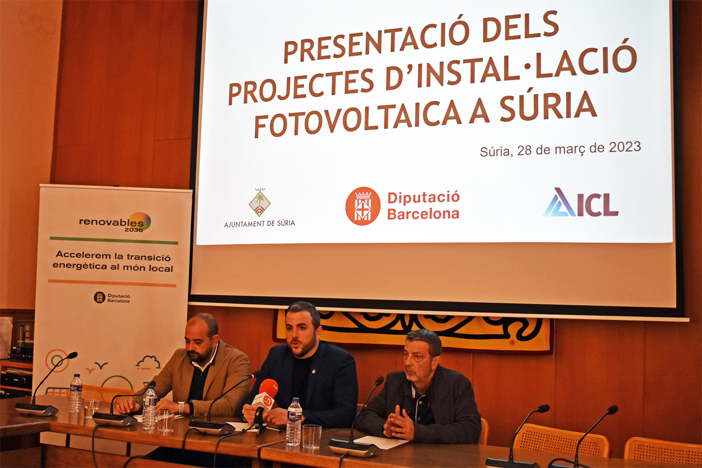 L'alcalde de Súria, Albert Coberó, parla durant l'acte de presentació dels projectes d'instal·lació fotovoltaica a Súria, al costat del diputat d'Acció Climàtica de la Diputació i del director de sostenibilitat i medi ambient d'ICL.