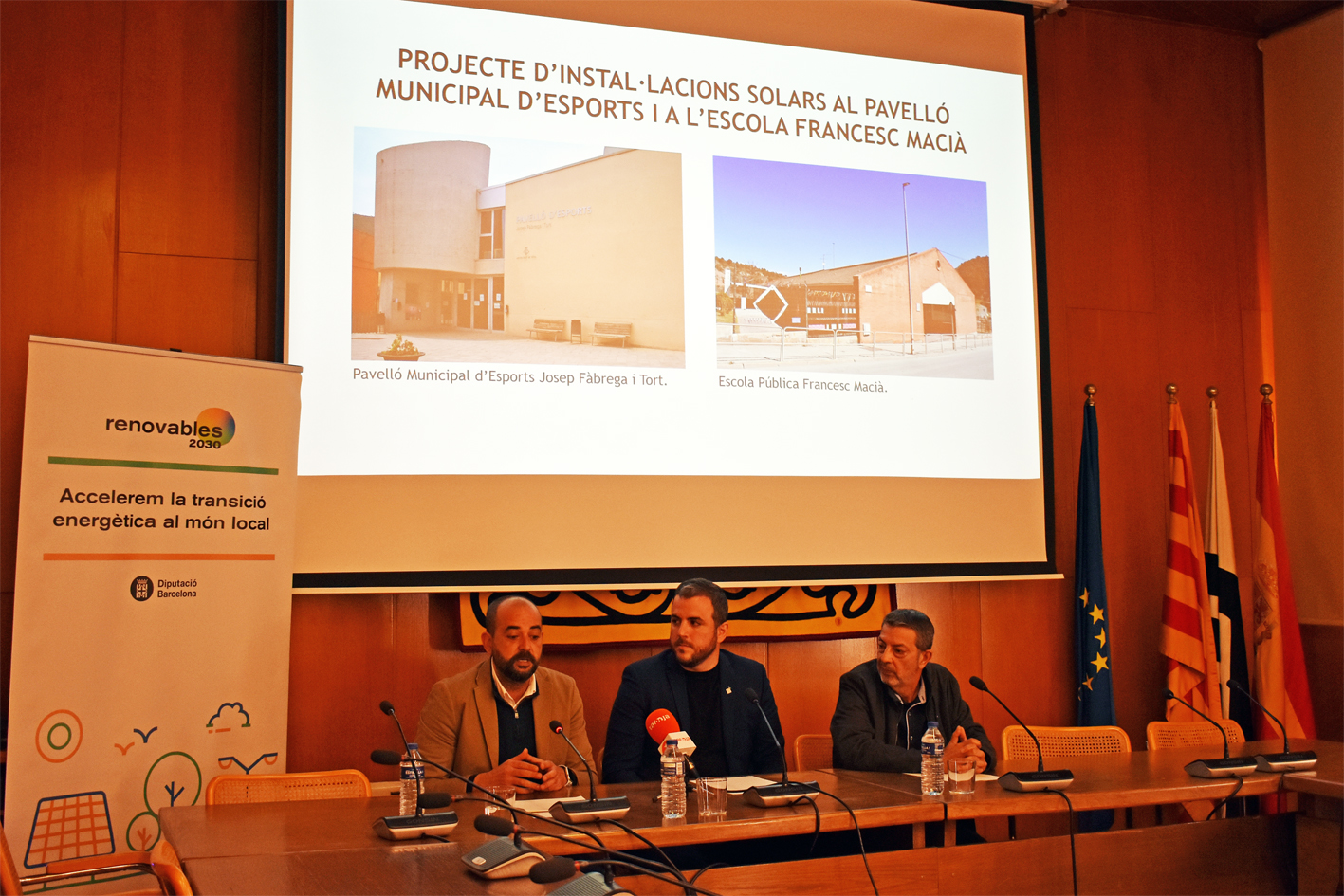 El  diputat d'Acció Climàtica de la Diputació, Xesco Gomar, parla durant l'acte de presentació dels projectes d'instal·lació fotovoltaica a Súria, al costat de l'alcalde de Súria i del director de sostenibilitat i medi ambient d'ICL.