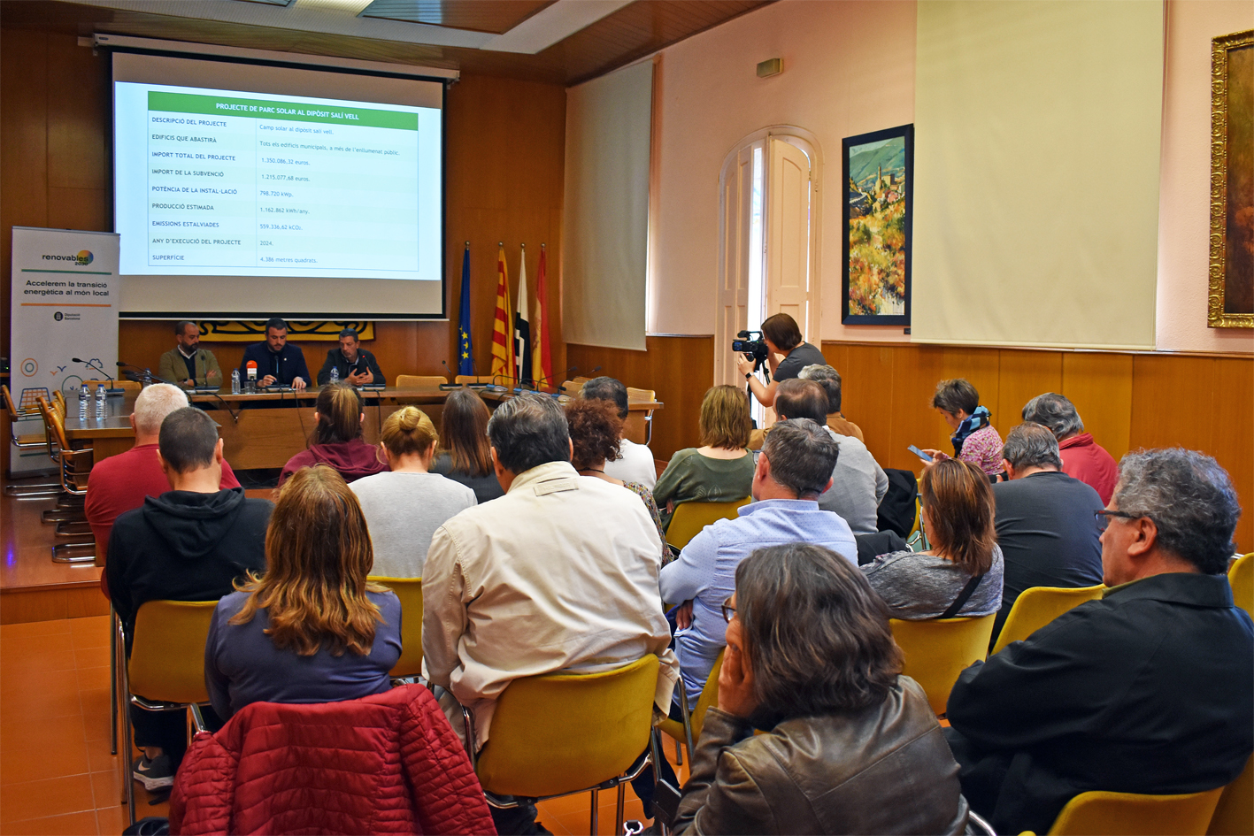 Imatge de l'acte de presentació dels projectes d'instal·lació fotovoltaica a Súria, amb l'alcalde Albert Coberó, el diputat d'Acció Climàtica de la Diputació i el director de sostenibilitat i medi ambient d'ICL.