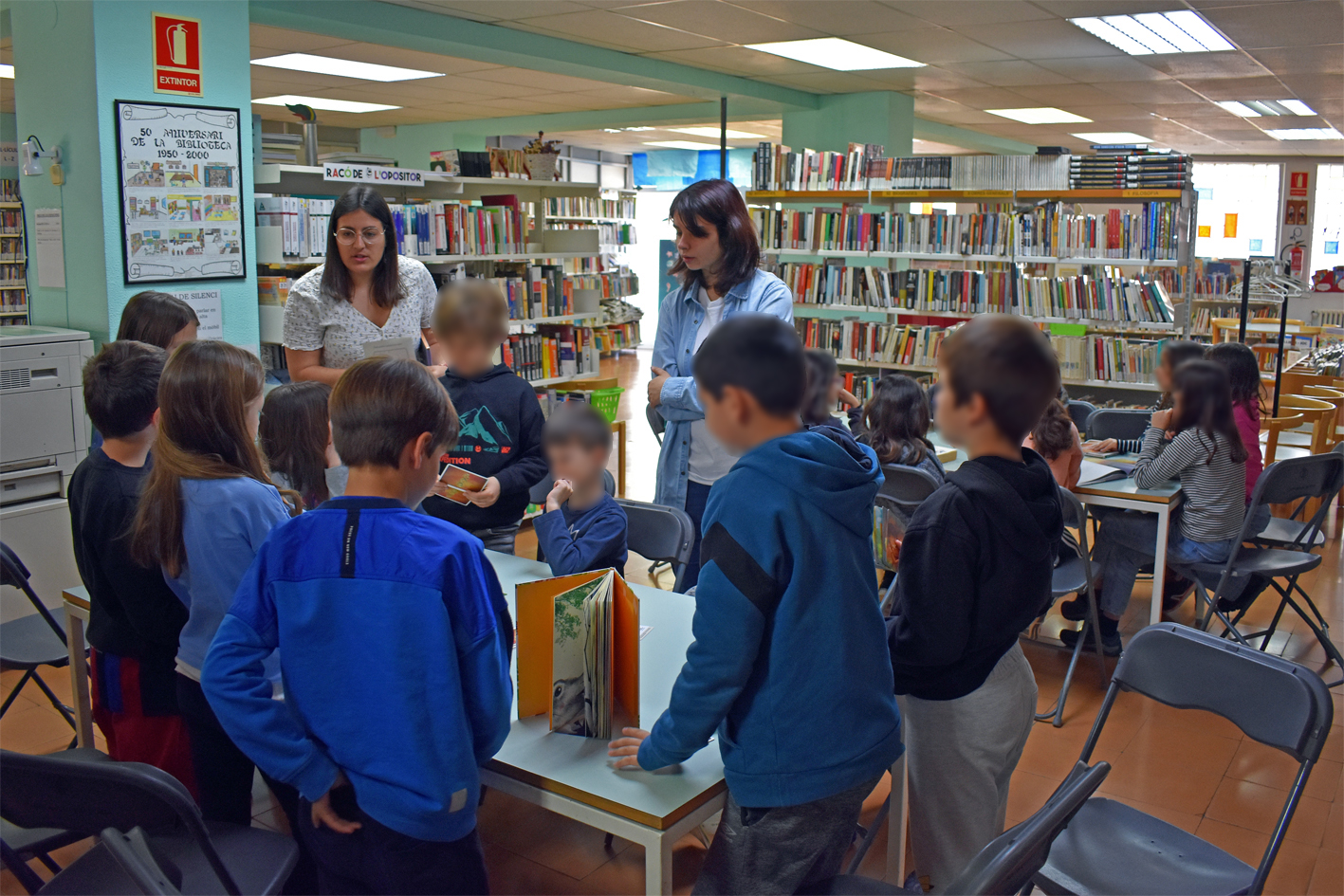 Activitat 'Dixit Poètic' amb alumnat de l'Escola Fedac a la Biblioteca Pública, dins de les activitats del Dia Mundial de la Poesia.