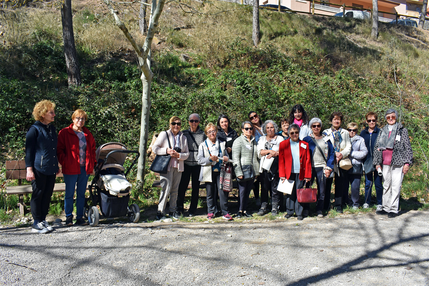 Persones participants en la passejada poètica pel passeig del Riu, dins de les activitats del Dia Mundial de la Poesia a Súria.