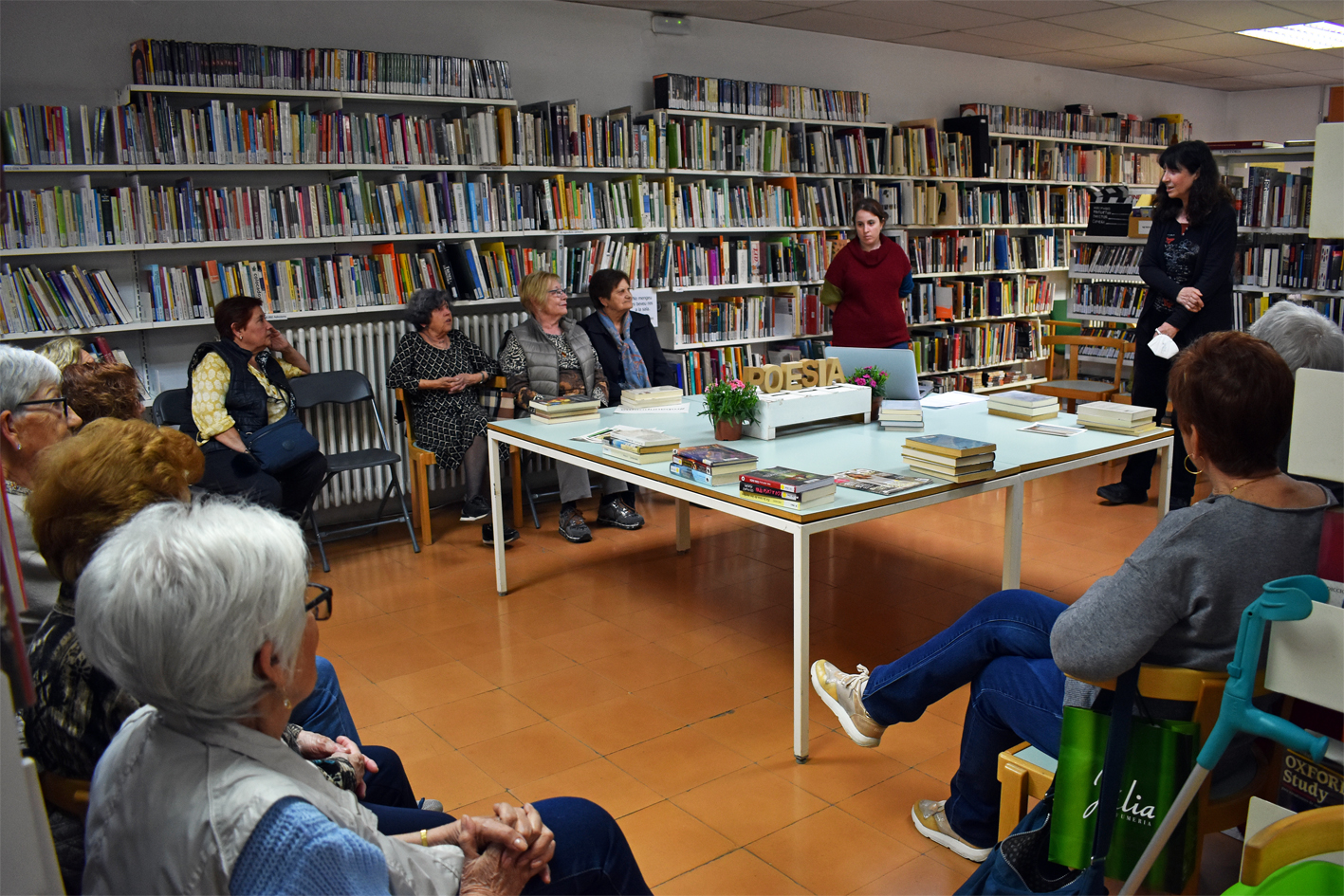 Activitat #robaunpoema a la Biblioteca Pública, dins de les activitats del Dia Mundial de la Poesia a Súria.
