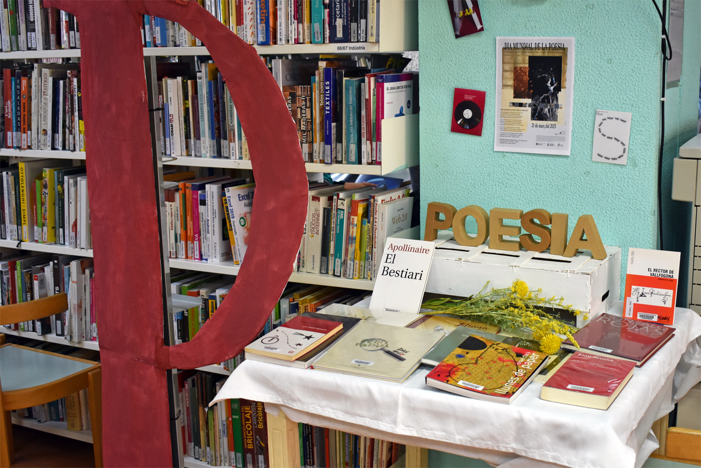 Selecció bibliogràfica de poesia a la Biblioteca Pública, dins de les activitats del Dia Mundial de la Poesia a Súria.