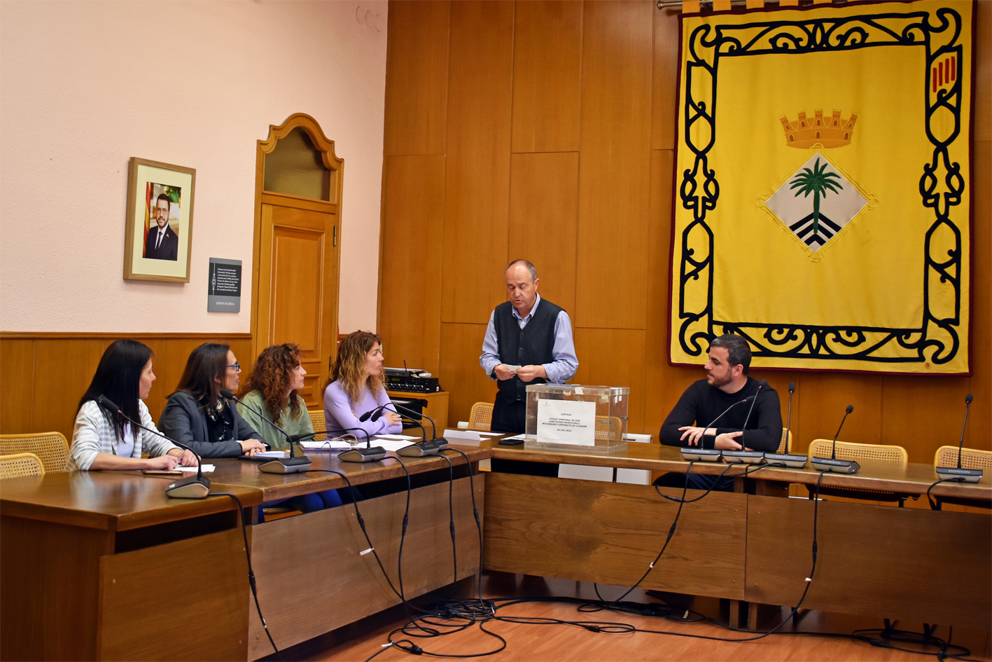 El saló de sessions de la Casa de la Vila acull el sorteig dels dos habitatges municipals de lloguer social